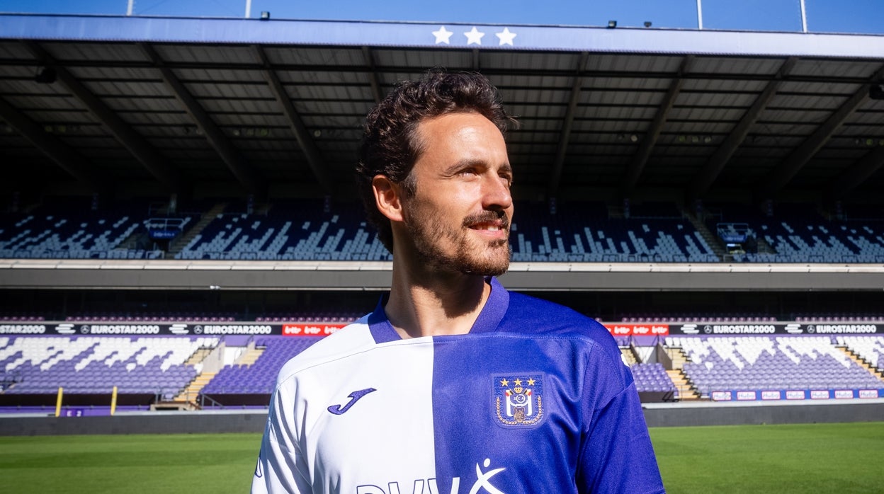 Delaney posa como nuevo jugador del Anderlecht