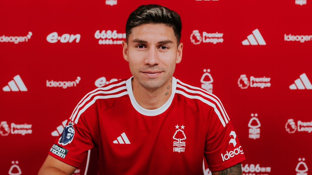 Montiel, con la camiseta del Nottingham Forest