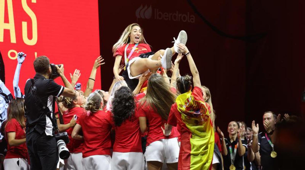 Olga Carmona, manteada por sus compañeras durante la celebración del Mundial