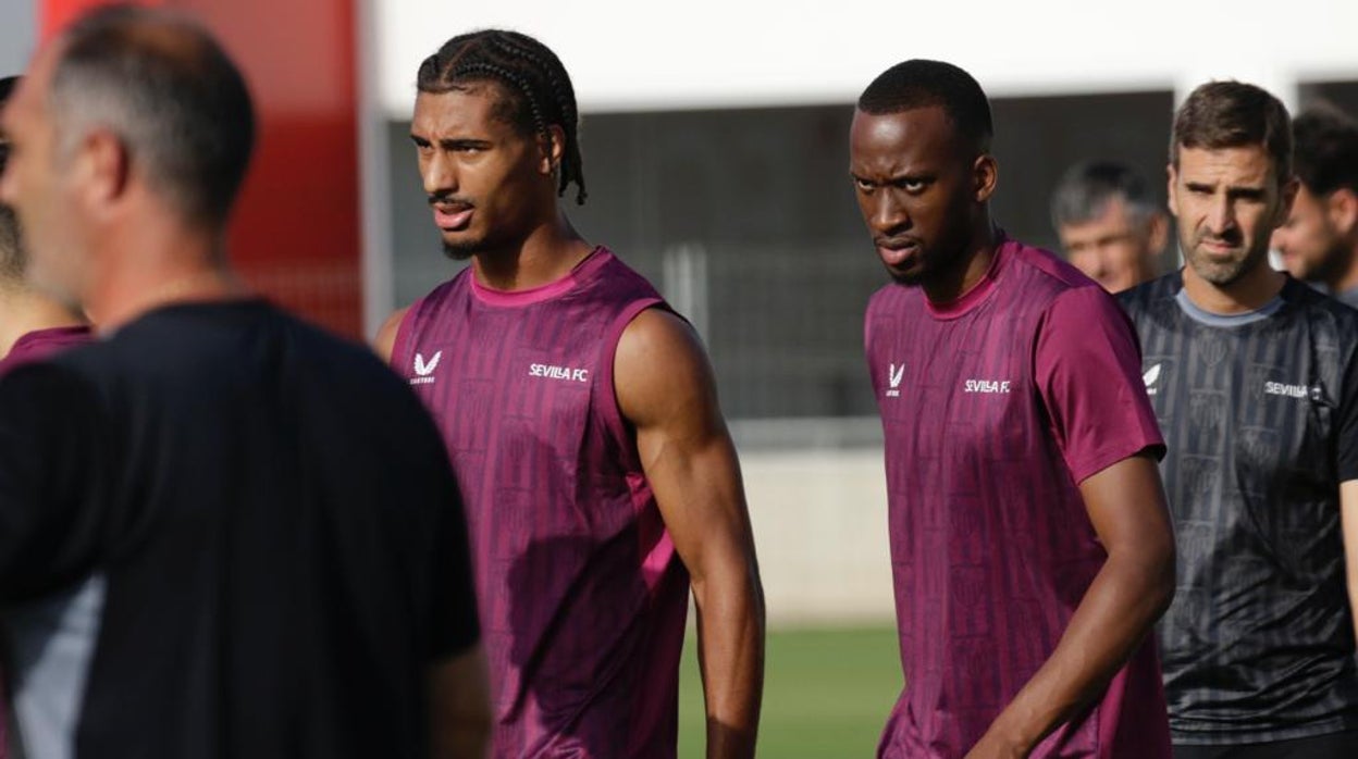 Badé y Lukebakio, en el entrenamiento de este viernes