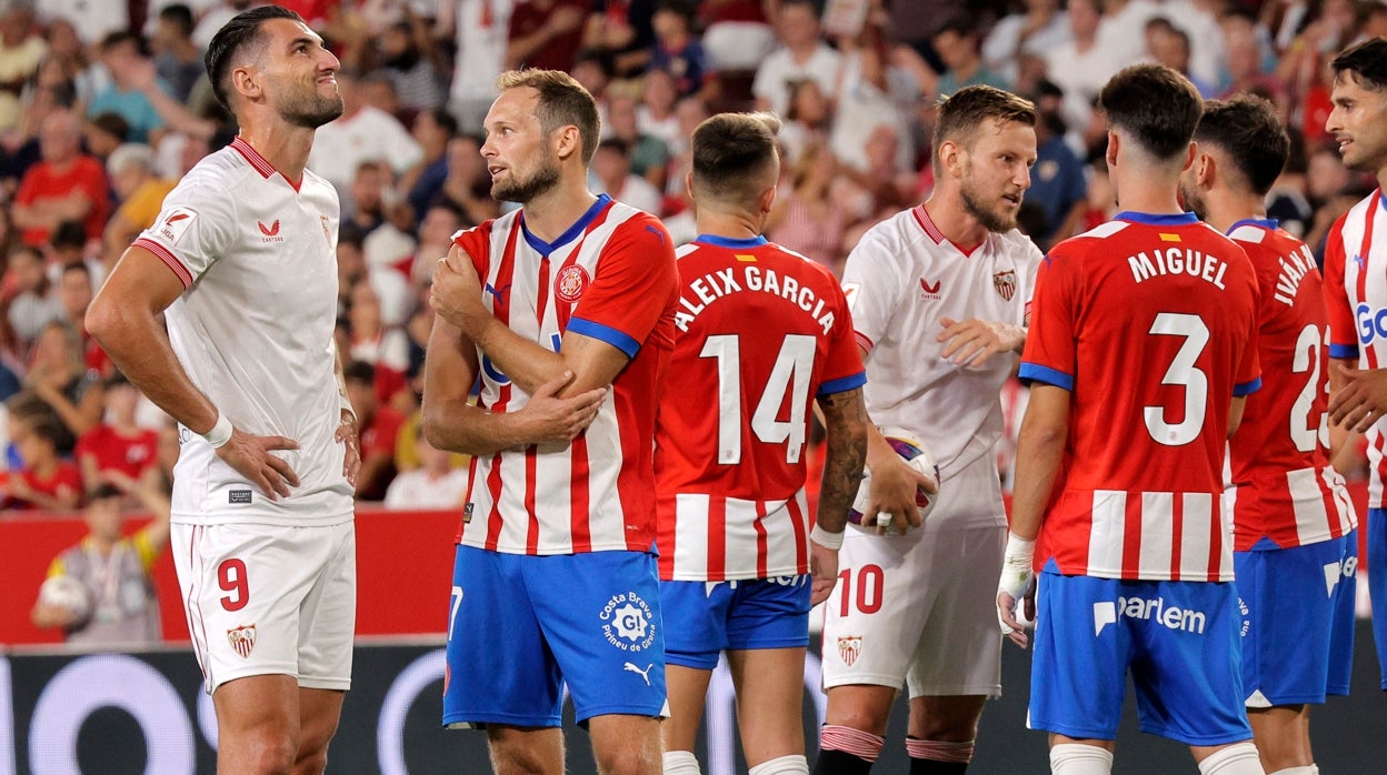 Rafa Mir se lamenta de una acción de su equipo frente al Girona