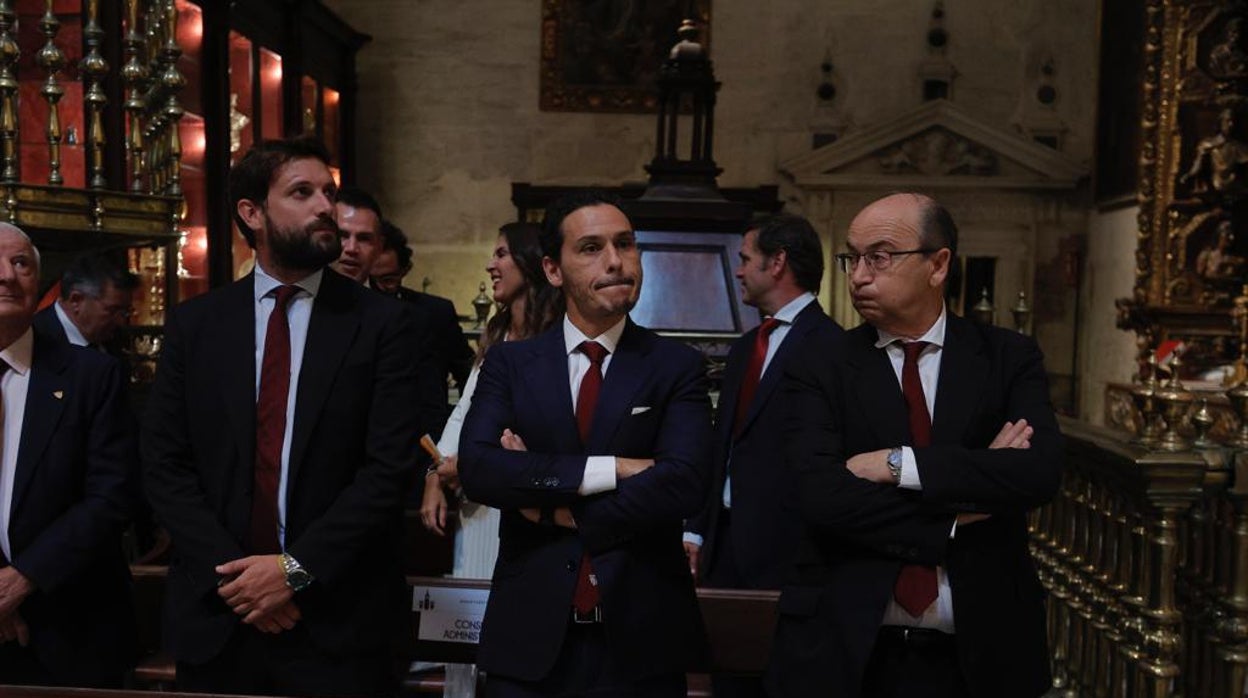 Los vicepresidentes del Sevilla Fernando Carrión y Del Nido Carrasco junto al presidente José Castro