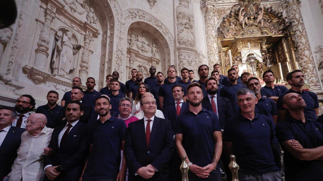 Foto de familia del Sevilla en la tradicional ofrenda floral a la Virgen de los Reyes