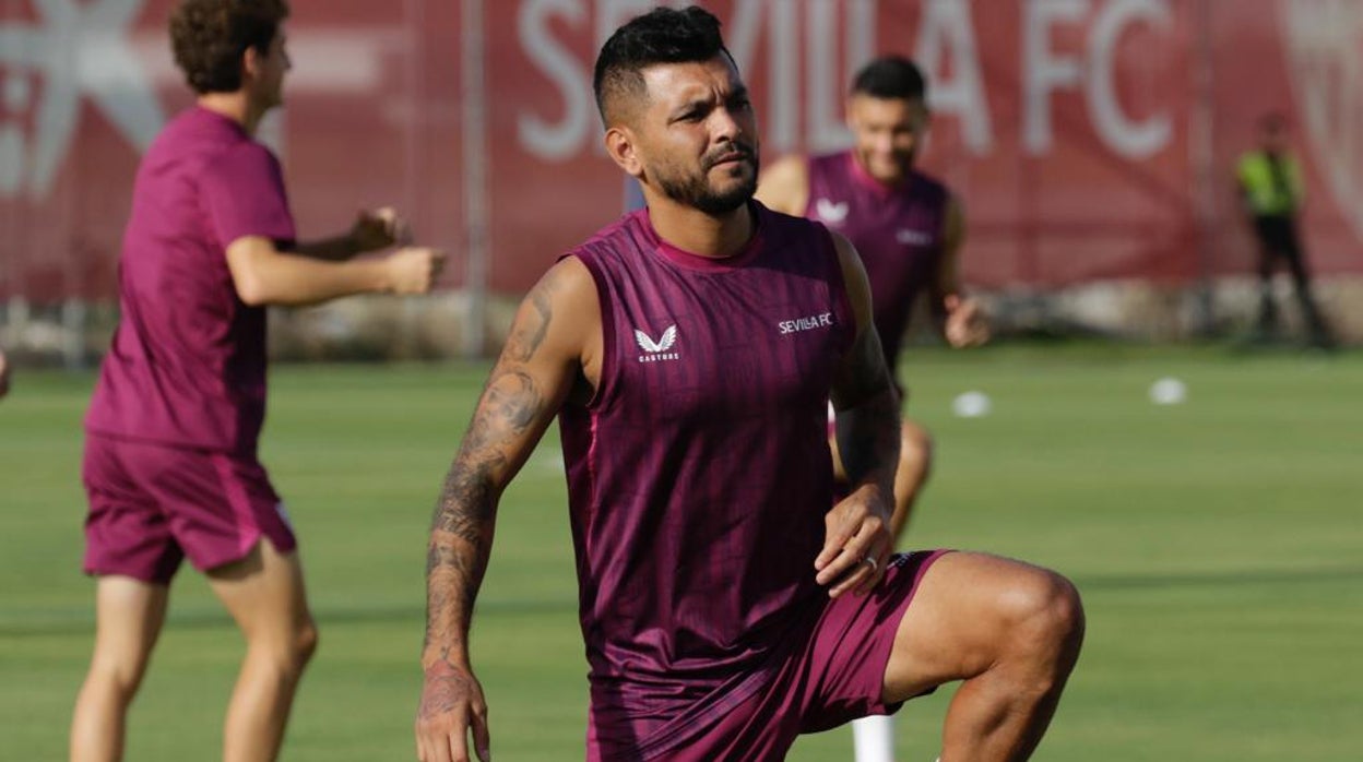 Tecatito Corona ejercitándose en la ciudad deportiva del Sevilla FC