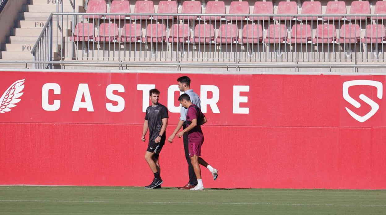 Jesús Navas retirándose del entrenamiento junto al doctor