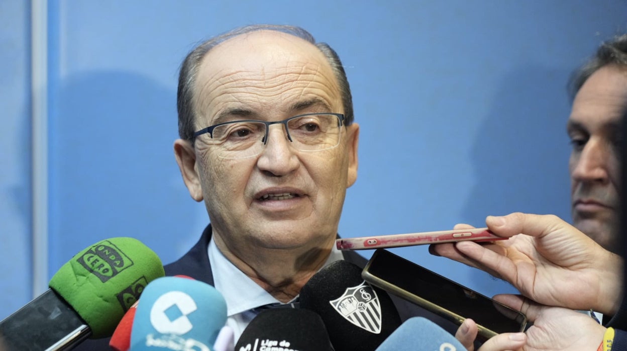 El presidente del Sevilla, José Castro, atendiendo a los medios de comunicación (Archivo)