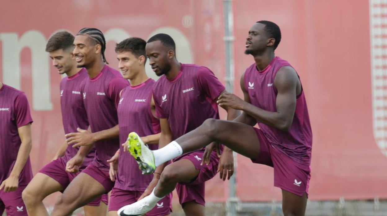 Kike Salas, Badé, Gattoni, Lukebakio y Nianzou, en el último entrenamiento del Sevilla