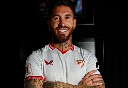 Sergio Ramos posa con la camiseta del Sevilla