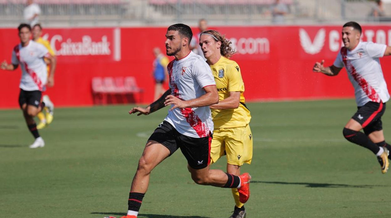 Isaac planta su mirada al área contraria en la conducción que terminó significando el 1-0 ante el Cartagena B