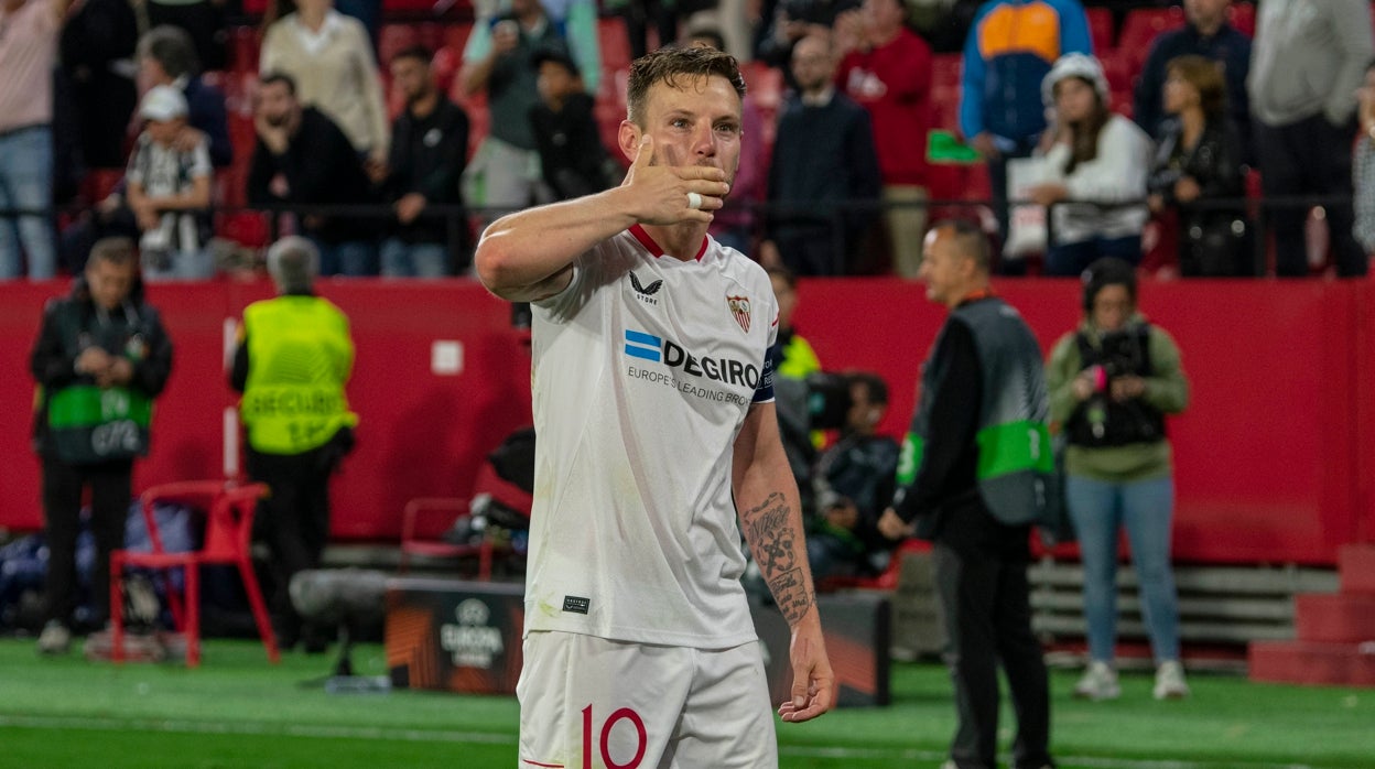 Imagen de Ivan Rakitic celebrando el pase a la final de la UEFA Europa League 22-23