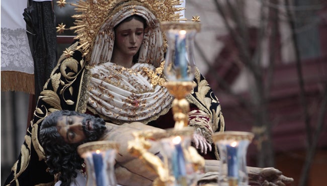En imágenes: Una multitud recibe la salida de los pasos del Baratillo