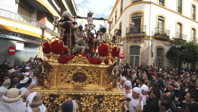 En imágenes: La Exaltación emprende su estación de penitencia