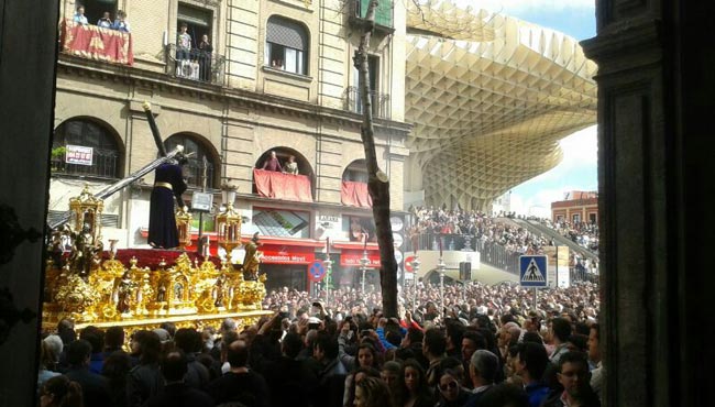 La Esperanza de Triana y Los Gitanos están en sus templos