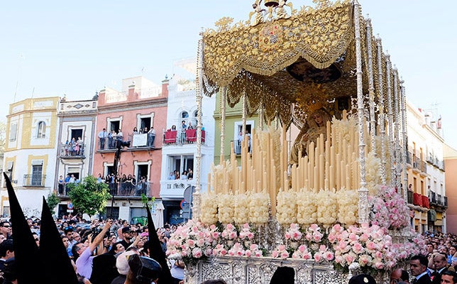 ¿Por qué el manto de la Virgen del Rosario va recogido?