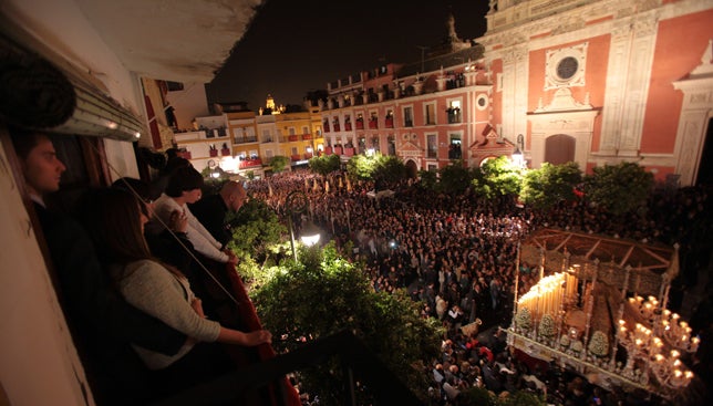 Así es el negocio del alquiler de balcones en Semana Santa