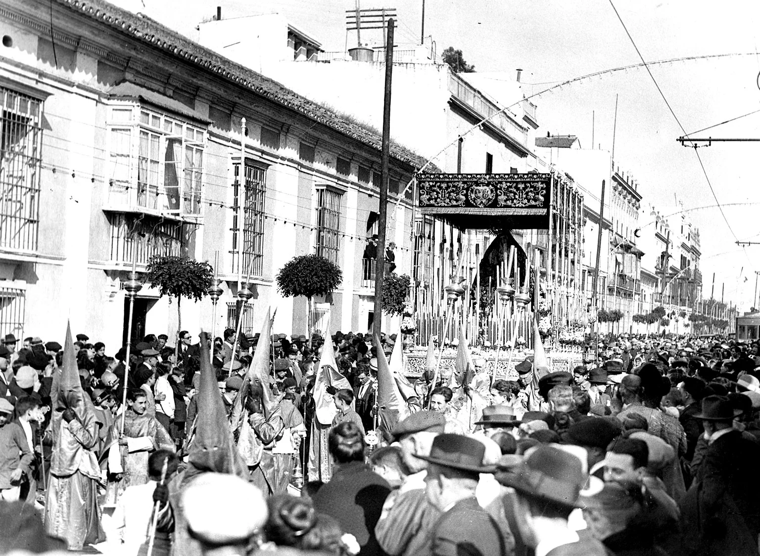 Agotados los ejemplares del cartel de la Semana Santa de Sevilla de 2024 en  el Consejo