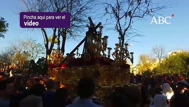 Impresionante chicotá del Señor de la Candelaria por los Jardines de Murillo - Semana Santa de Sevilla 2018