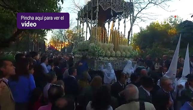 La Candelaria recorre al atardecer los Jardines de  Murillo - Semana Santa de Sevilla 2018