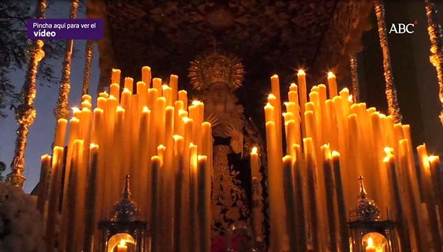 Solemne paso de la Virgen de los Dolores de las Penas frente al Museo - Semana Santa de Sevilla 2018