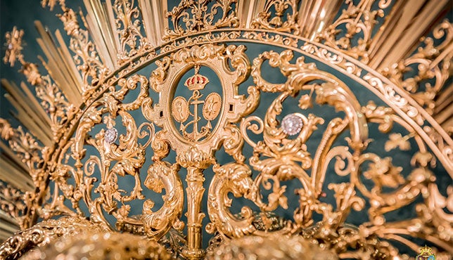 La Esperanza de Triana enriquece la corona de oro de la Virgen