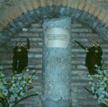 Columna con la cruz señalada