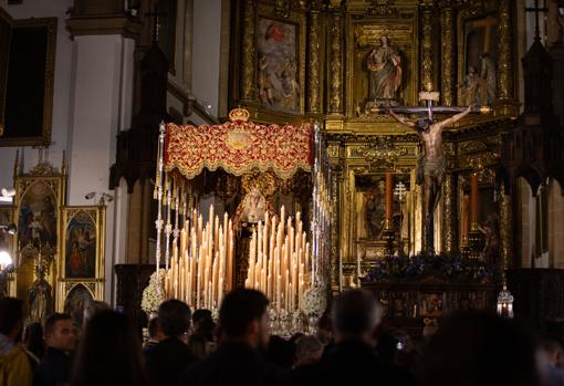 Los dos pasos de la Hermandad del Cristo de Burgo en las horas previas a su salida de penitencia un Miércoles Santo