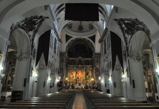 Interior de la basílica, con el retablo mayor al fondo