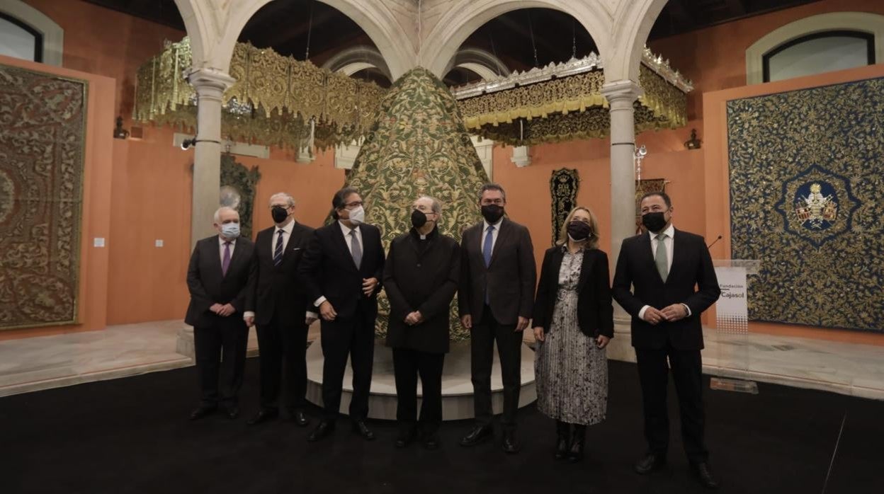 Las autoridades ante el manto de malla de la Macarena, en la 'In nomine Dei'