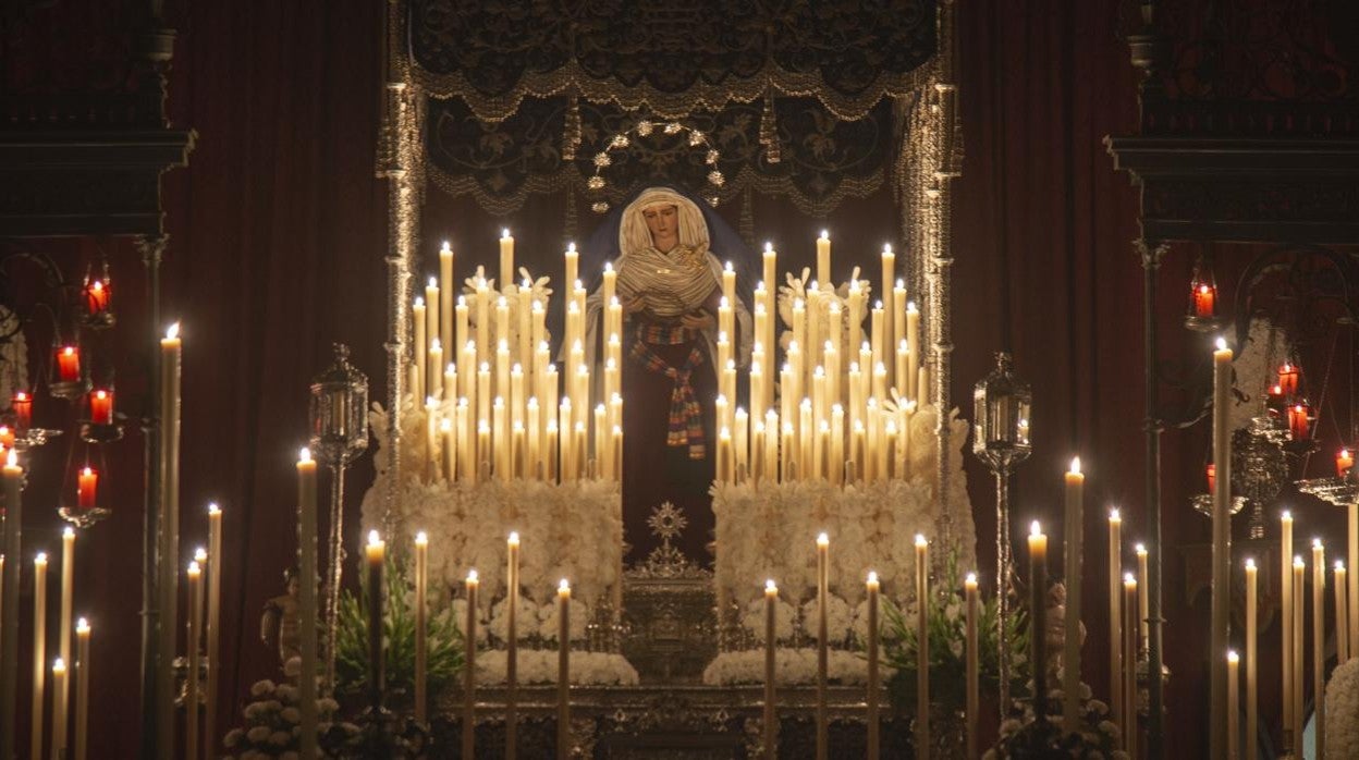 La Virgen de la Hiniesta, a la luz de las velas