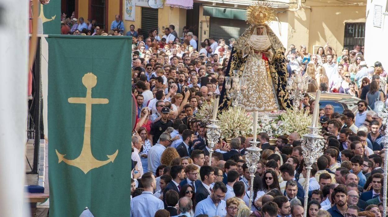 La Esperanza de Triana, en el rosario de la aurora de septiembre de 2018 en la calle Pureza
