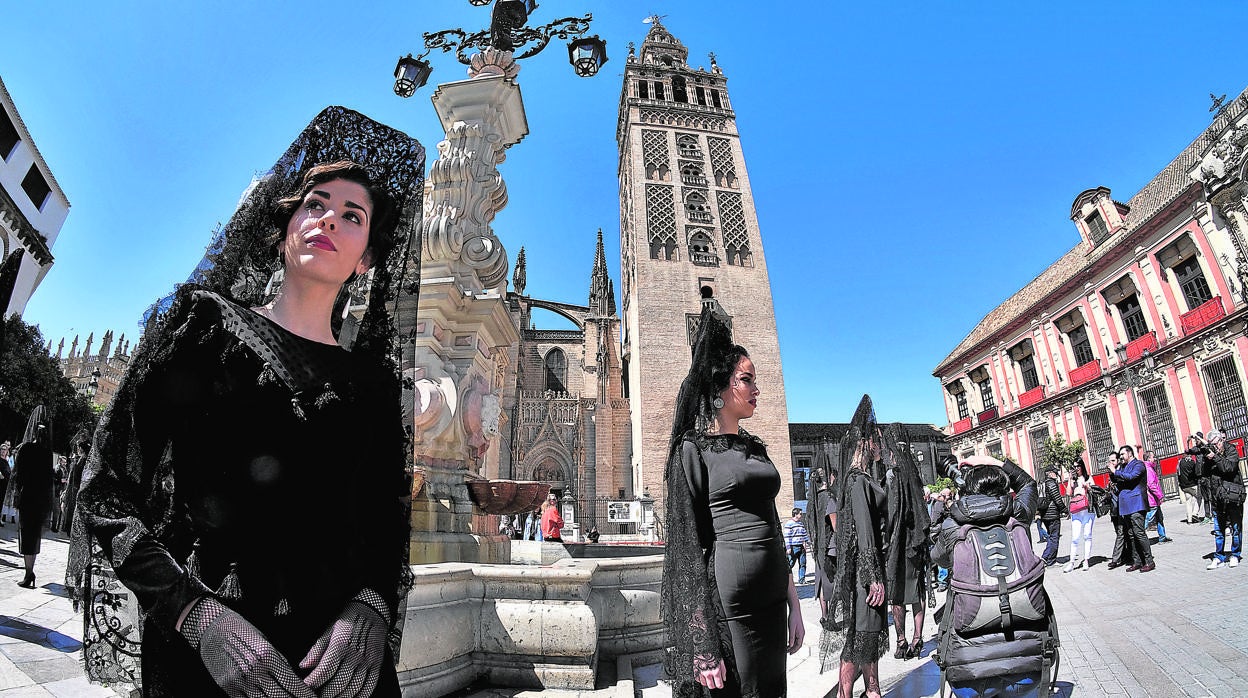 Las mantillas volverán a verse en Sevilla el próximo Jueves Santo tras el paréntesis del año pasado
