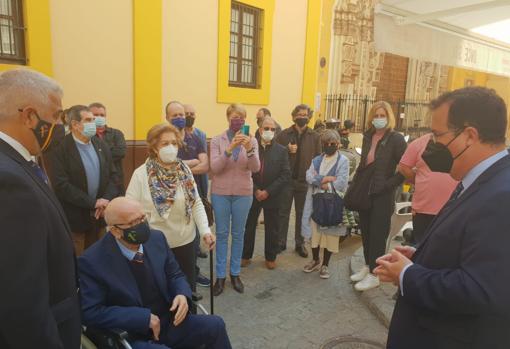 Cabrera charla con Juan Chincoa y su familia, antes de destapar la placa