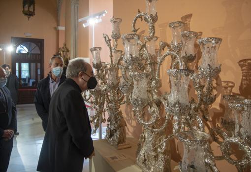 El arzobispo ante los candelabros de cola de la Hiniesta