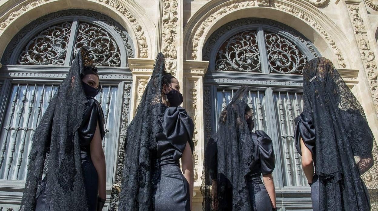 Mujeres vestidas de mantilla como manda la tradición para la jornada del Jueves Santo