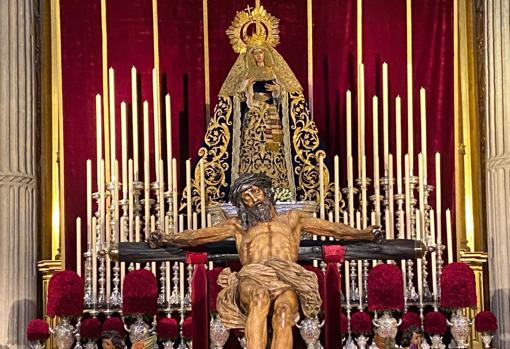 Altar de veneración con la Virgen del Socorro y el Cristo del Amor