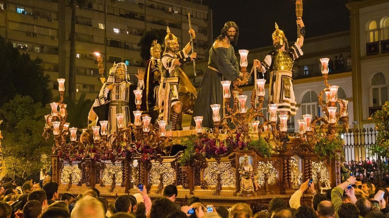 Paso de misterio de la hermandad de la Milagrosa