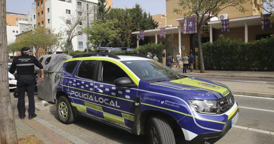 La Policía Local vigila las colas en la parroquia de Alcosa