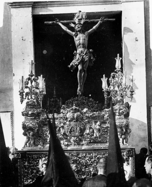 El Cachorro saliendo de la antigua capilla del Patrocinio