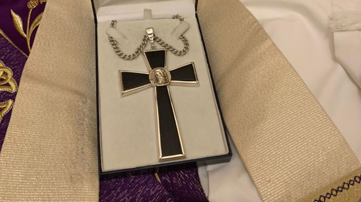 Cruz pectoral de Juan del Río donada a los Estudiantes