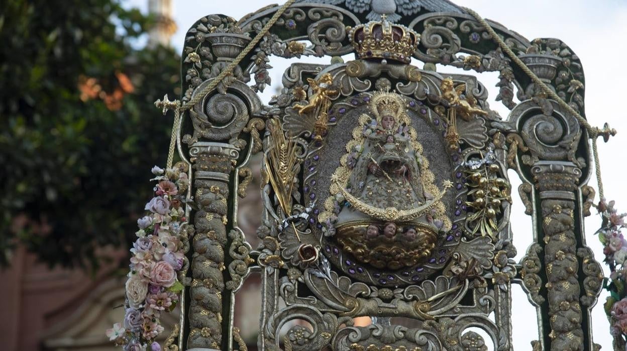Simpecado del Rocío de Triana