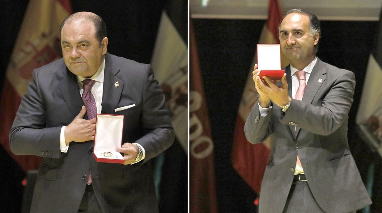 Los hermanos mayores de San Bernardo y la Candelaria, recogiendo la medalla de Sevilla