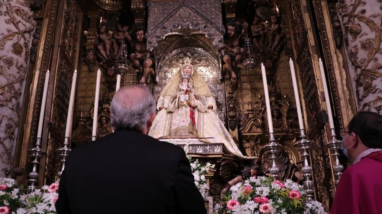 Saiz Meneses ante la Virgen de los Reyes