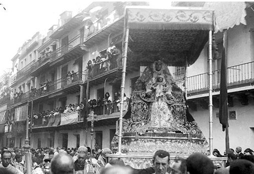 La Virgen de los Reyes con su antiguo paso