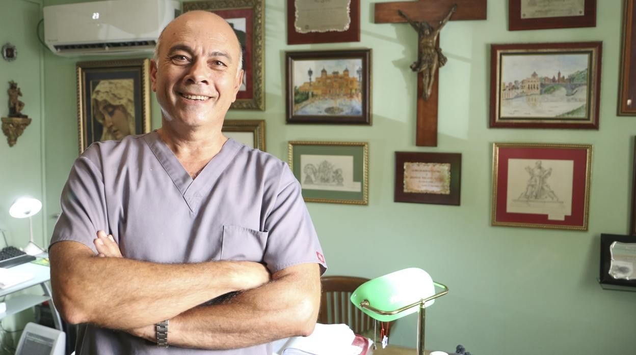 Manuel Vizcaya en su consulta de estomatólogo