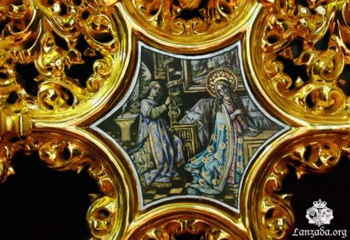 Cartelas de los respiraderos del palio de la Lanzada, obra de Juan Luis Aguado