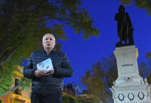 Martínez Leal posa con el libro dedicado al pintor Aguado