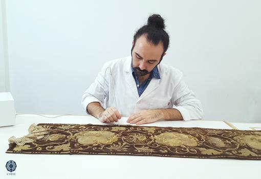El taller de Cyrta trabajando en la restauración de esta pieza de la Virgen del Carmen de Cádiz