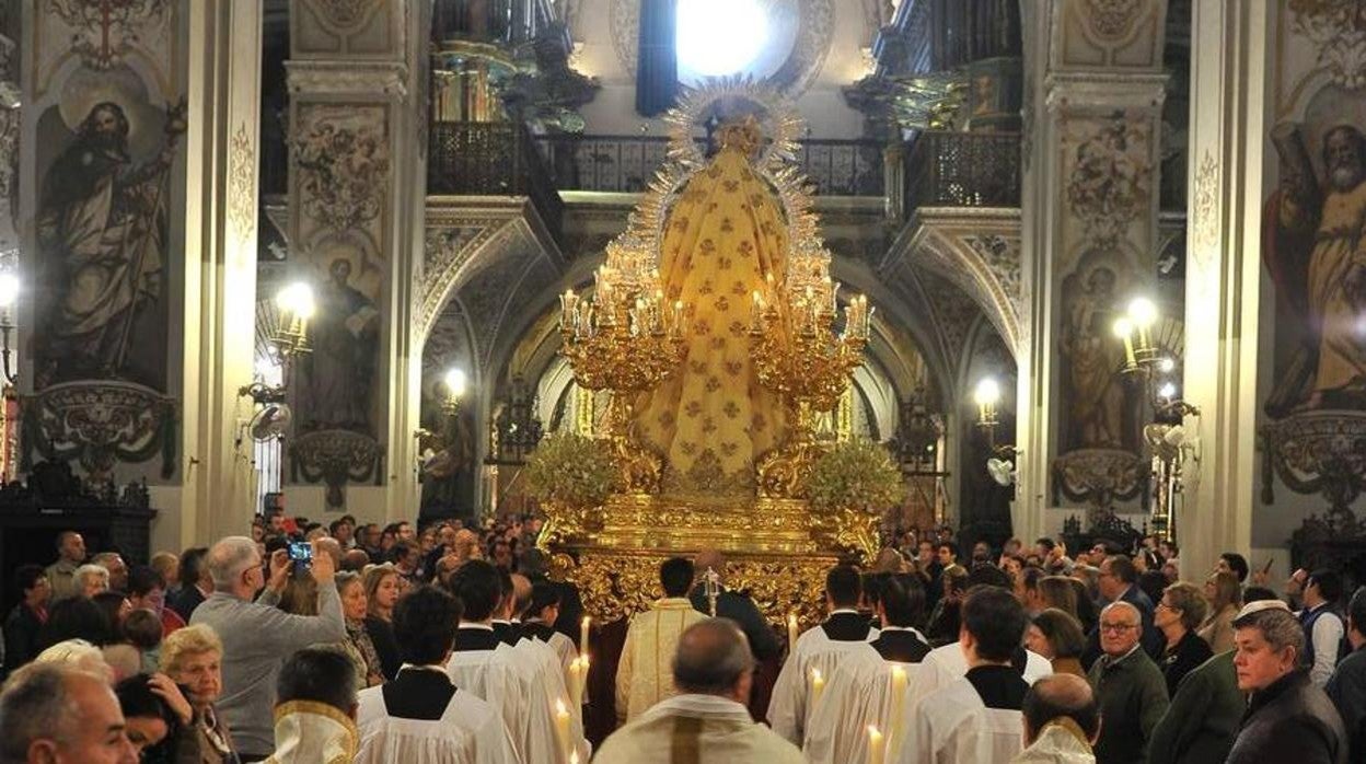 Manto de salida de la Virgen del Amparo