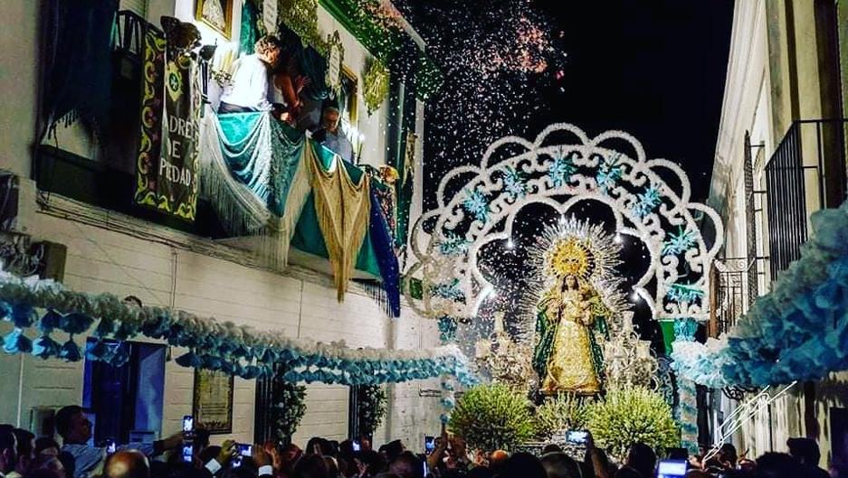 En directo, la salida del primer paso en Sevilla: la Vera Cruz de Albaida