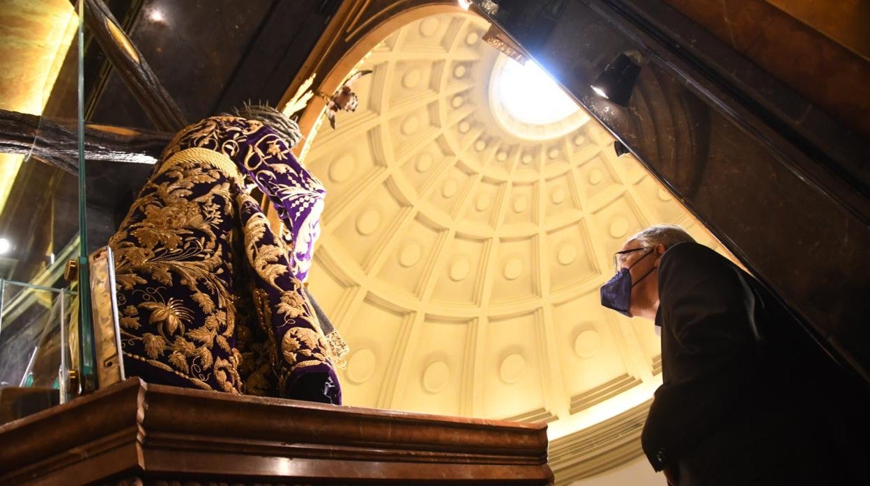 El arzobispo de Sevilla, Monseñor Meneses, en su primera visita al Gran Poder